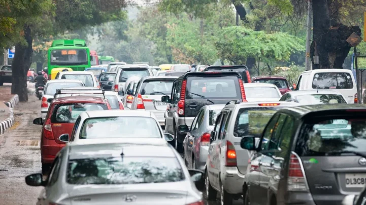 India cracks down on cars to combat air pollution crisis